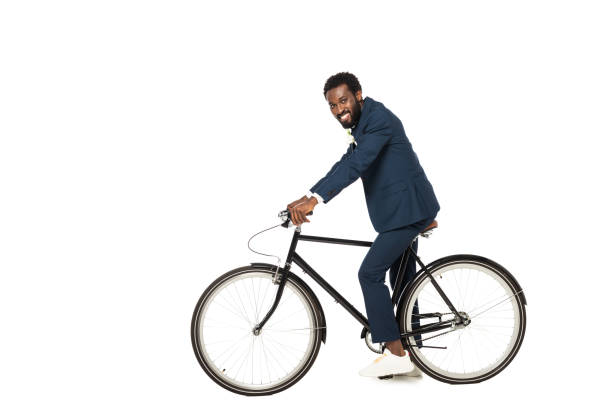 novio afroamericano feliz montando bicicleta aislada en blanco - african descent cycling men bicycle fotografías e imágenes de stock