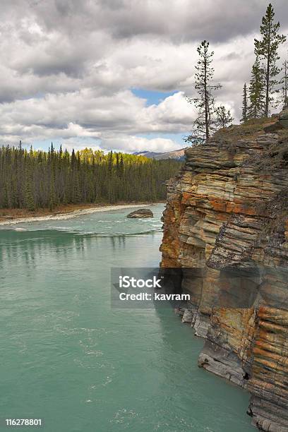 Holz Den Fluss Und Wolken Stockfoto und mehr Bilder von Bach - Bach, Baum, Berg