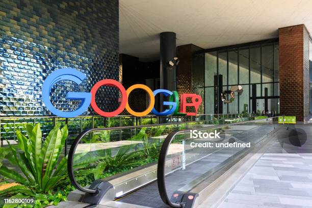 Photo libre de droit de Une Photographie Du Logo Google Dans Le Hall Du Nouveau Campus Et Bureau De Google À Singapour banque d'images et plus d'images libres de droit de Google - Marque déposée