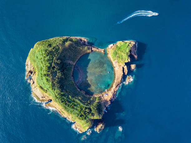 vista panoramica aerea delle azzorre. vista dall'alto dell'isolotto di vila franca do campo. cratere di un vecchio vulcano sottomarino. isola di san miguel, azzorre, portogallo. cuore scolpito dalla natura. vista a volo d'uccello. - san miguel foto e immagini stock