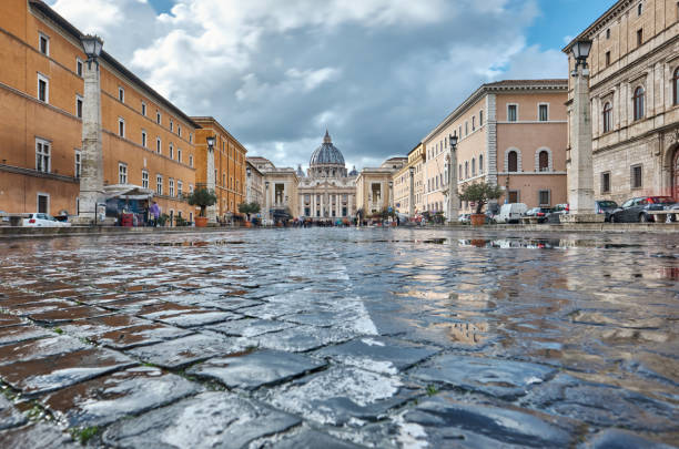 cathédrale saint-pierre au vatican - puddle rome reflection street photos et images de collection