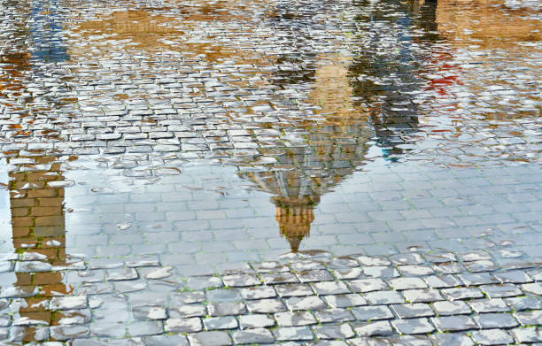 rue pavée de brique de pavé à rome - puddle rome reflection street photos et images de collection