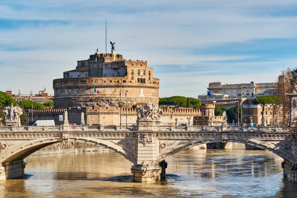 castello dell'angelo santo (castel sant'angelo) a roma - rome italy skyline castel santangelo foto e immagini stock