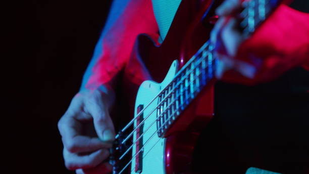 guitarrista pagando no concerto - rock bass - fotografias e filmes do acervo