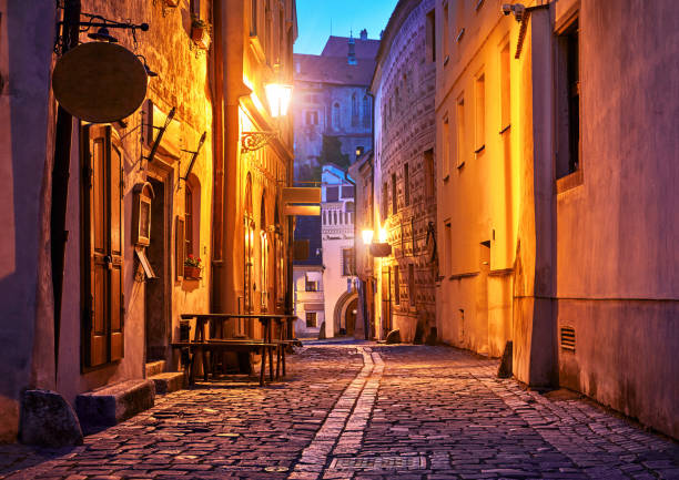 calle estrecha del casco antiguo con farolillas nocturnas. - prague old door house fotografías e imágenes de stock