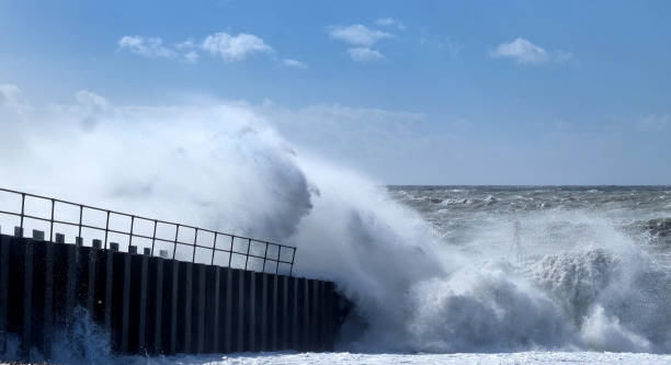 mer orageuse, haute vague s'écrasant contre un mur de la mer, - seaford photos et images de collection