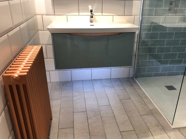 imagem da suite luxuosa do banheiro com o projeto interior home à moda para washrooms, compartimento do chuveiro, iluminação pendurada parede da unidade da vaidade com o grande dissipador branco moderno, bacia de lavagem, cobre autônomo do metal, radia - sink bathroom pedestal tile - fotografias e filmes do acervo