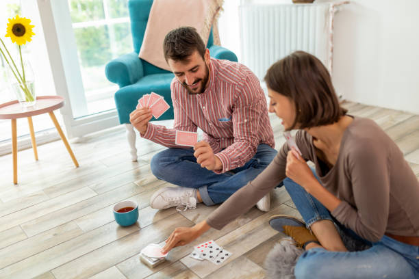 coppia che si diverte a giocare a carte - rummy foto e immagini stock