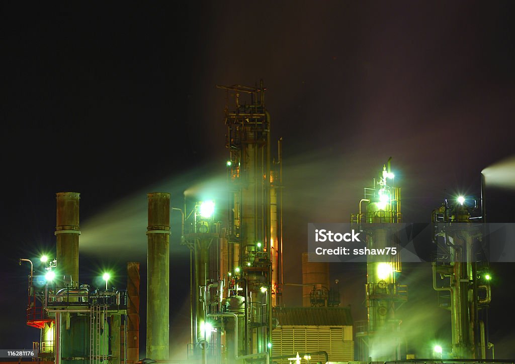 Raffinerie de pétrole de nuit - Photo de Derrick libre de droits