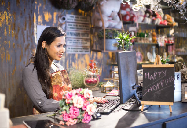 small business owner working on computer - flower computer young women selling imagens e fotografias de stock