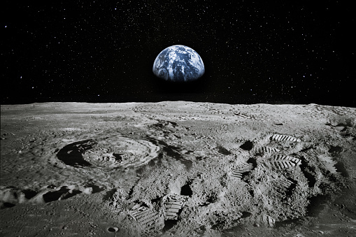 Vista de la extremidad de la Luna con la Tierra subiendo en el horizonte. Huellas como evidencia de gente allí o gran falsificación. Collage. Elementos de esta imagen amueblada por la NASA. photo