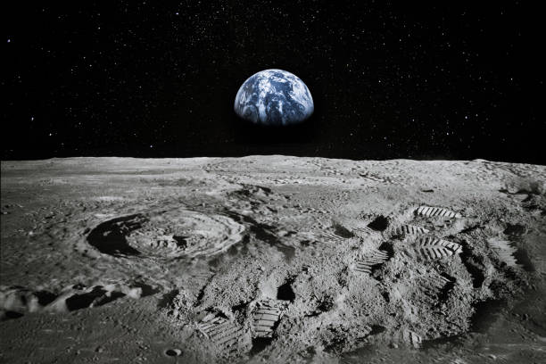 月球肢體的視圖,地球在地平線上升。腳印作為人們在那裡或大偽造的證據。拼 貼。這張圖像的元素由美國宇航局提供。 - moon 個照片及圖片檔