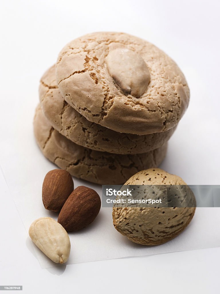 Cookies e amêndoas - Foto de stock de Amontoamento royalty-free