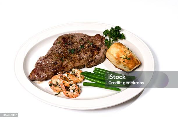 ニューヨークストリップステーキディナーを白で分離 - ステーキのストックフォトや画像を多数ご用意 - ステーキ, 白背景, 皿