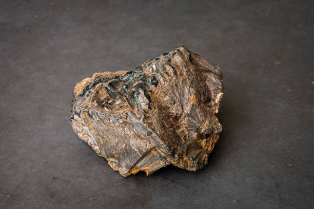 limonita marrón sobre gema negra gema joya mineral piedra preciosa - aragonita fotografías e imágenes de stock