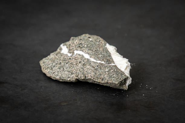 ชิ้นส่วนของหินที่มีชิ้นส่วนใยหินธรรมชาติที่พบในธรรมชาติ - asbestos mineral ภาพสต็อก ภาพถ่ายและรูปภาพปลอดค่าลิขสิทธิ์