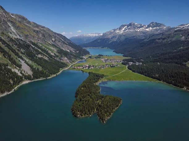 panorama aereo della valle dell'engadina e del lago silvaplana, grigioni, svizzera. - switzerland mountain range engadine lake foto e immagini stock