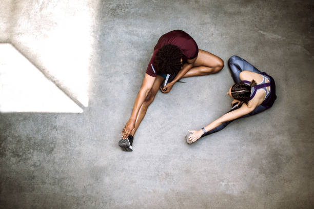 preparação da manhã para movimentar-se - couple stretching running jogging - fotografias e filmes do acervo