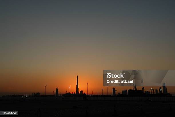 Skyline Von Dubai Stockfoto und mehr Bilder von Abenddämmerung - Abenddämmerung, Abstrakt, Außenaufnahme von Gebäuden