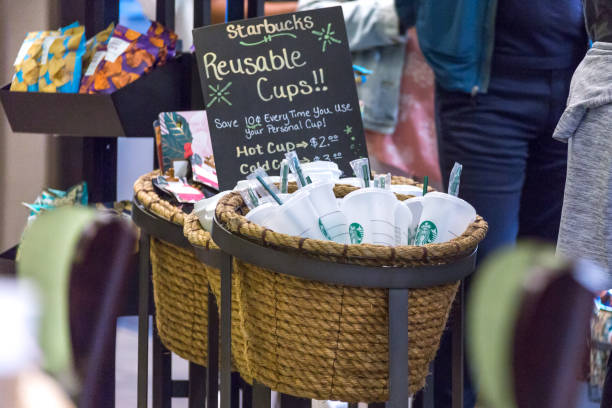 ニューヨークのカフェで販売されているスターバックスの再利用可能なコーヒーカップ。自分のカップを使う人はコーヒーの割引を受ける。 - starbucks coffee drink coffee cup ストックフォトと画像