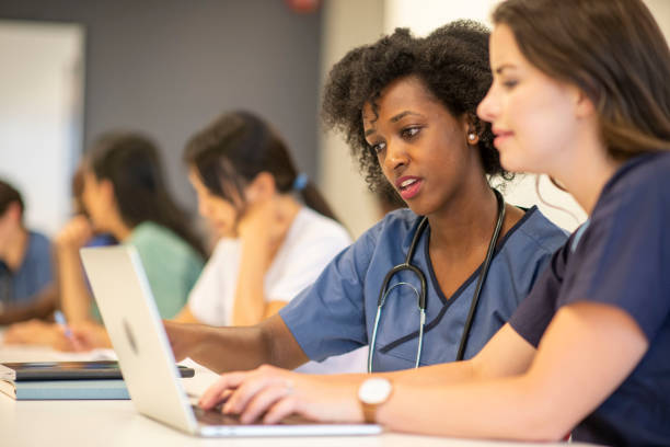studenti di medicina che studiano - laptop doctor using computer nurse foto e immagini stock
