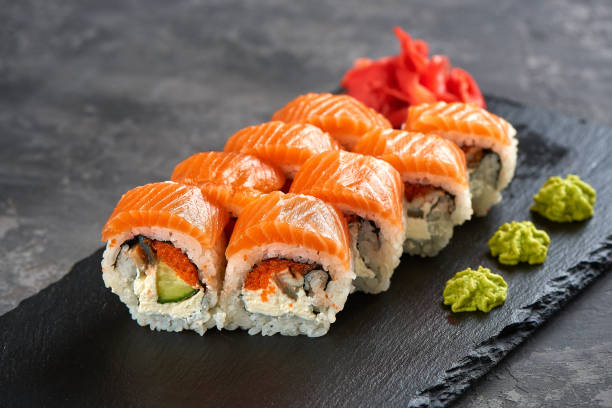 rolo de sushi de califórnia com salmão - sushi - fotografias e filmes do acervo
