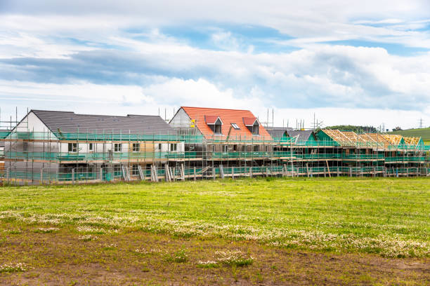 casas na construção em um desenvolvimento de carcaça em uma área rural - uk scaffolding construction building activity - fotografias e filmes do acervo