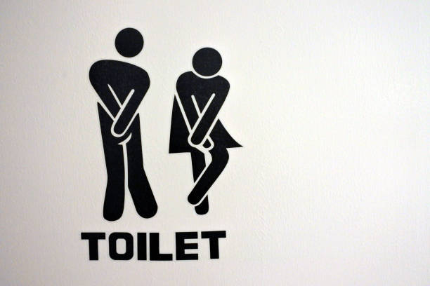 signo de aseo de urgencia urinaria para hombres y mujeres - public restroom bathroom restroom sign sign fotografías e imágenes de stock