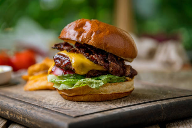 burger z mięsnym serem i boczkiem - bacon cheeseburger zdjęcia i obrazy z banku zdjęć