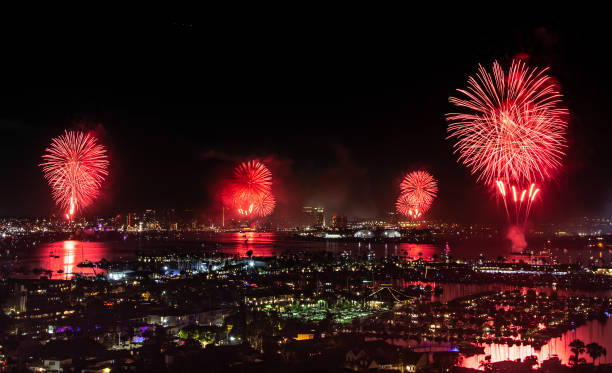 feux d'artifice au-dessus de la baie de san diego - san diego california usa travel point loma photos et images de collection