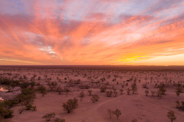 遠い裏の夕焼け。 - outback ストックフォトと画像