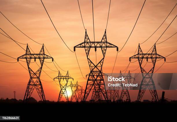 Líneas Eléctricas Foto de stock y más banco de imágenes de Producción de combustible y energía - Producción de combustible y energía, Cable de conducción eléctrica, Electricidad