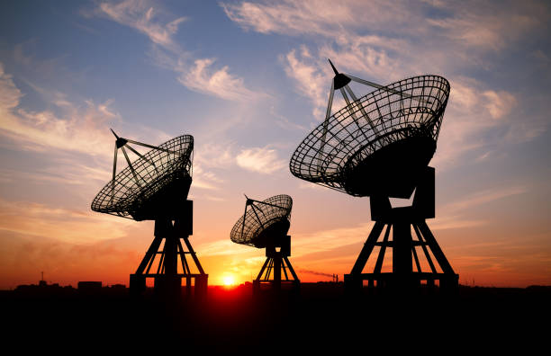radar al tramonto - antenna parabolica foto e immagini stock