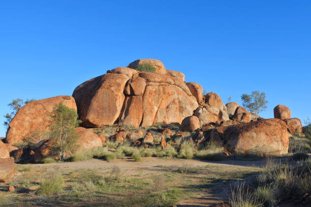 мрамор дьяволов карлу карлу в северной территории, австралия - devils marbles стоковые фото и изображения