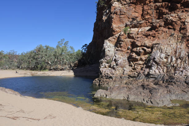 ormiston gorge water hole west macdonnell national park territorio del norte australia - west macdonnell ranges national park fotografías e imágenes de stock