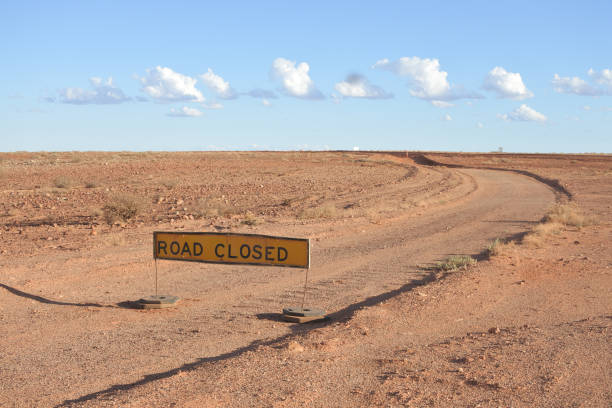 señal cerrada de la carretera - outback 4x4 australia australian culture fotografías e imágenes de stock