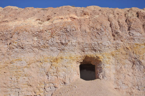 opuszczona kopalnia opal w coober pedy w australii południowej - coober pedy zdjęcia i obrazy z banku zdjęć