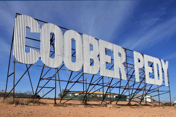 coober pedy stadt straßenschild südaustralien - australian culture scenics australia panoramic stock-fotos und bilder