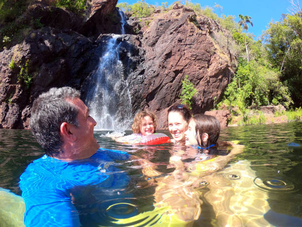 rodzina bawiąc się w wangi falls northern territory of australia - wangi falls zdjęcia i obrazy z banku zdjęć