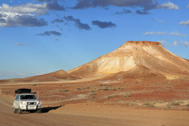 the breakaways reserve cerca de coober pedy, australia meridional - outback 4x4 australia australian culture fotografías e imágenes de stock