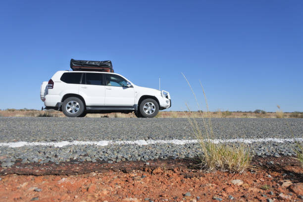 un vehículo todoterreno que conduce por stuart highway en el centro de australia - outback 4x4 australia australian culture fotografías e imágenes de stock