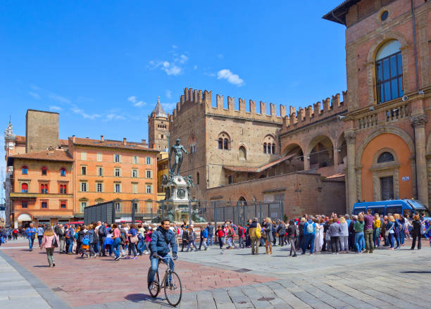 piazza del nettuno com fonte de netuno e de edifícios medievais em bolonha, italy - piazza del nettuno - fotografias e filmes do acervo