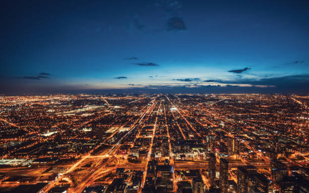 luftaufnahme der skyline von chicago bei nacht - aerial city stock-fotos und bilder