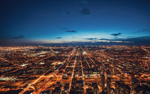 vue aérienne de l'horizon de chicago la nuit - éclairage public photos et images de collection