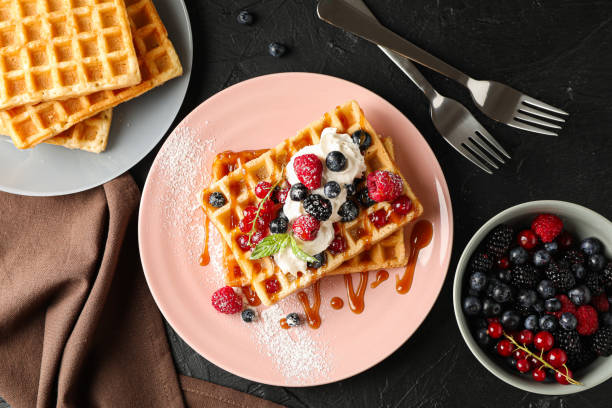 schöne komposition mit süßen waffeln, ansicht von oben - waffle syrup pouring breakfast stock-fotos und bilder