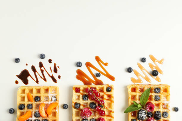 ワッフルと異なるトッピング、トップビューを備えたフラットレイコンポジション - gourmet waffle raspberry berry fruit ストックフォトと画像