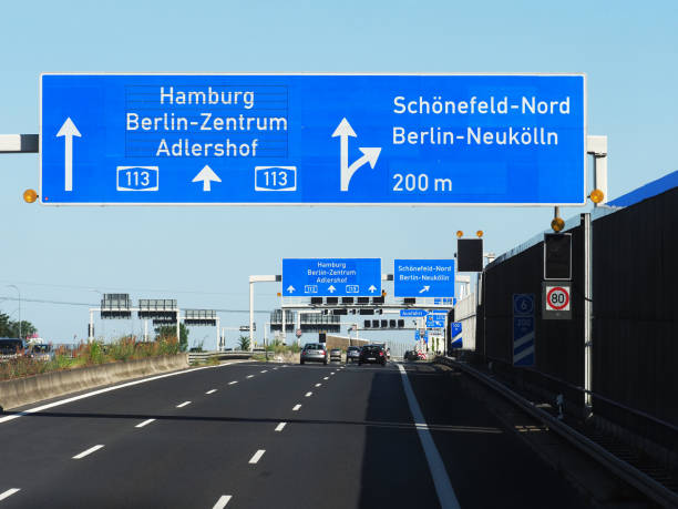 독일, 아우토반, 교통. 베를린, 함부르크, 도로 표지판의 중심에 도로 - autobahn 뉴스 사진 이미지