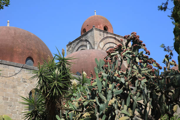 san juan de la iglesia de los ermitasos (san giovanni degli eremiti) en palermo en sicilia. italia - san giovanni degli eremiti fotografías e imágenes de stock