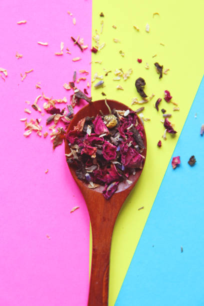 木製のスプーンでバラとハーブティー - herbal medicine tea crop tea leaves dry ストックフォトと画像
