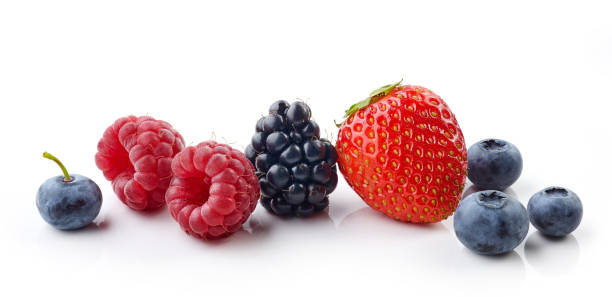 bayas frescas aisladas en blanco - blueberry fruit berry fruit food fotografías e imágenes de stock